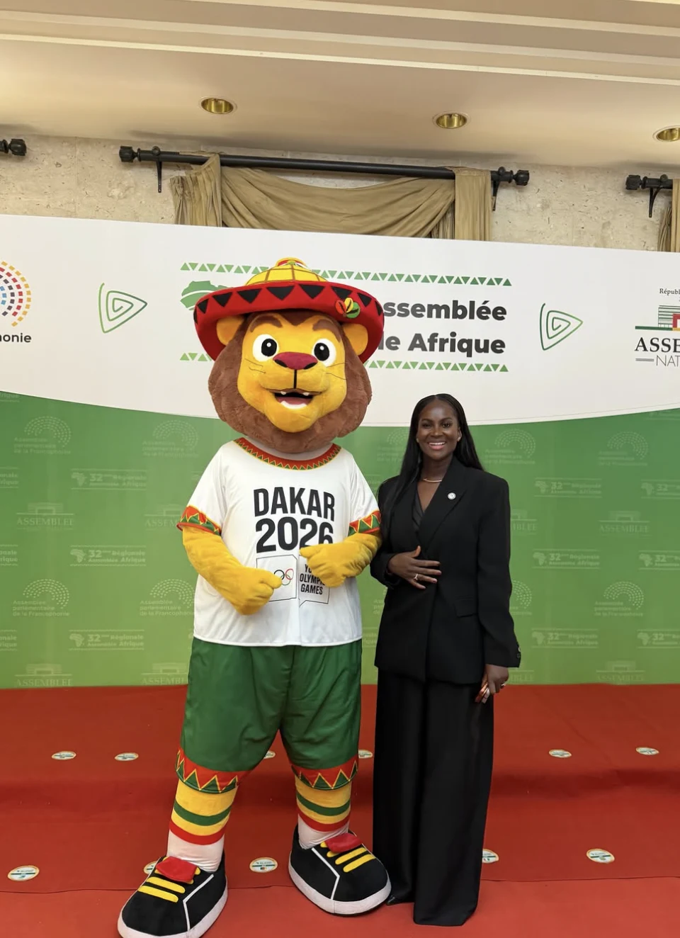 Marie Paula Sylva aux côtés d’AYO, la mascotte de Dakar 2026